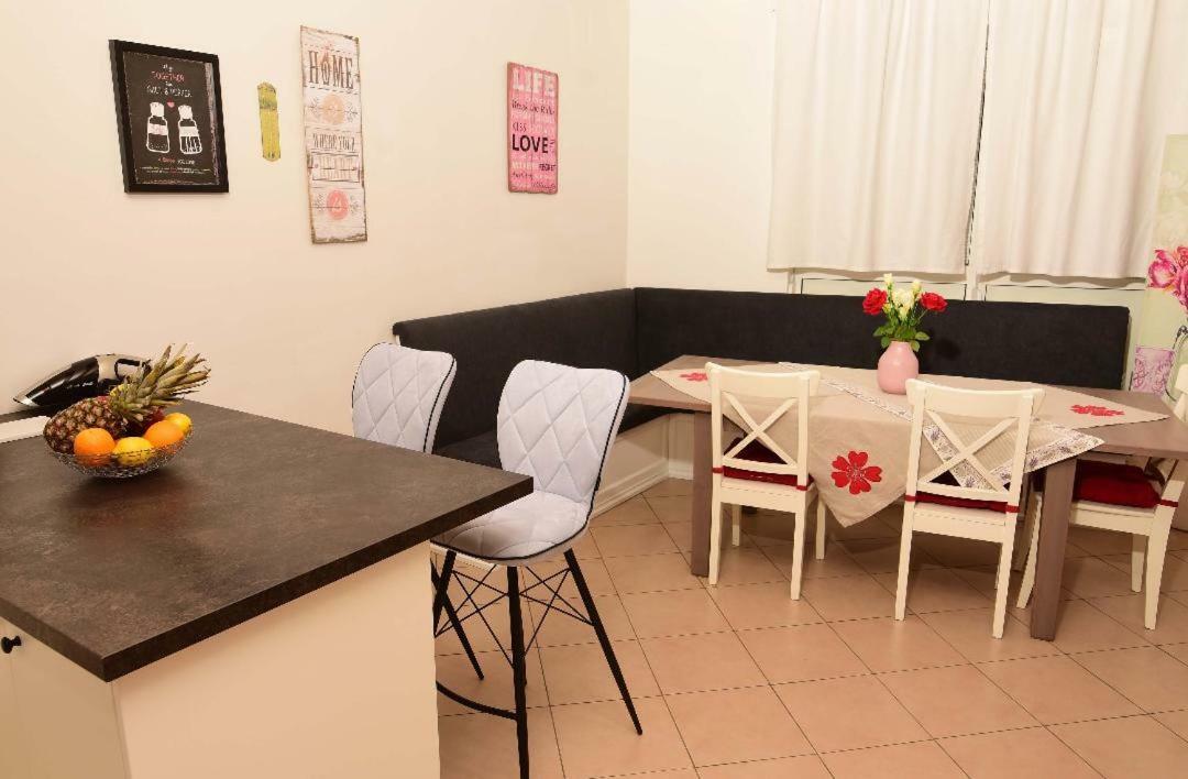 Studio Tami I Barbi Apartamento Opatija Exterior foto